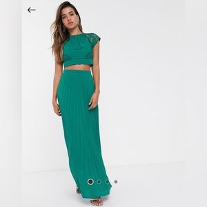 TFNC pleated maxi skirt in emerald green size 6